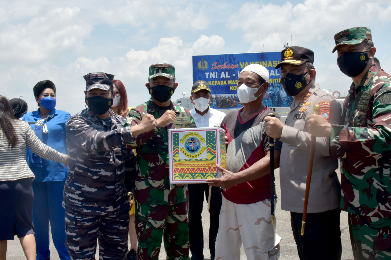 TNI AL Bagikan Paket