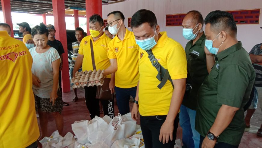 Sambut HUT ke-76 Kemerdekaan RI, Komunitas SATU HATI dan Wartawan DPRD Medan Semprot Eco Enzym dan Bagi Sembako 5 a 1 3