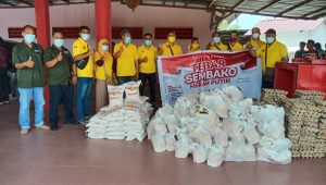 Sambut HUT ke-76 Kemerdekaan RI, Komunitas SATU HATI dan Wartawan DPRD Medan Semprot Eco Enzym dan Bagi Sembako