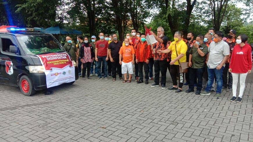 Sambut HUT ke-76 Kemerdekaan RI, Komunitas SATU HATI dan Wartawan DPRD Medan Semprot Eco Enzym dan Bagi Sembako 3 a0
