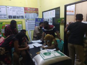 Hari Ini PPKM Level 4 Berakhir, Kelurahan Kota Bangun Bagikan Beras Hingga Larut Malam