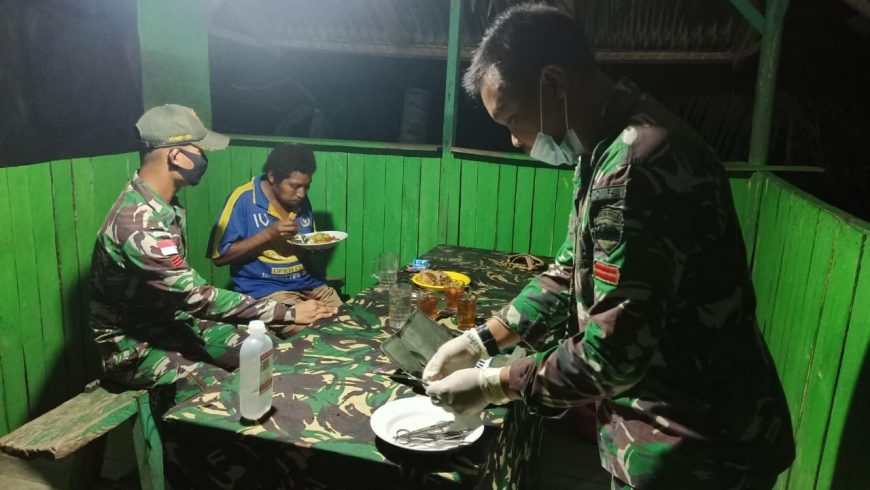 TNI Berikan Pertolongan Kepada Warga yang Mengalami Kecelakaan di Papua 2 1