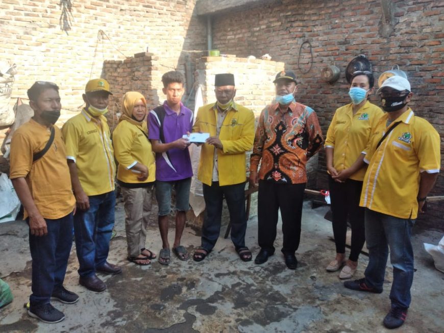 Anggota DPRD DS dan Ketua PK Golkar Hamparan Perak Bantu Korban Puting Beliung