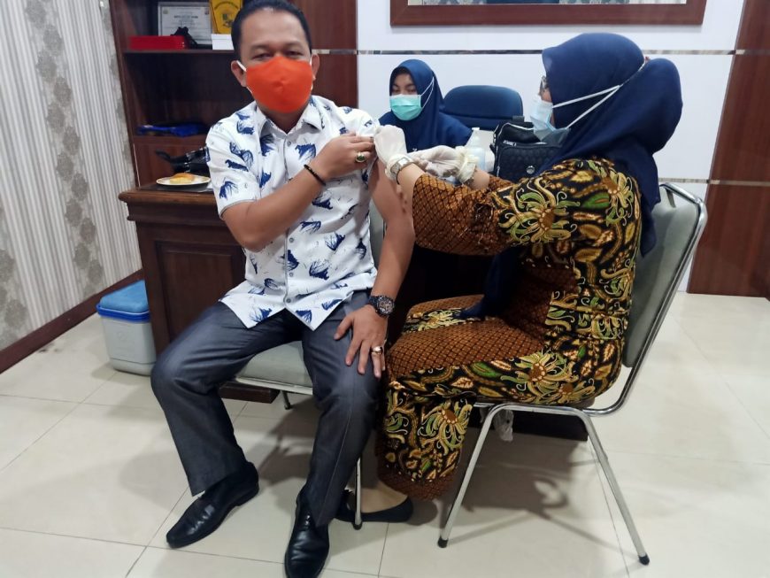 Anggota dan Pegawai Sekretariat DPRK Aceh Tamiang Divaksin