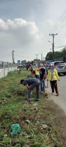 Gotong Royong di Jalan Perbatasan Tanjung Mulia