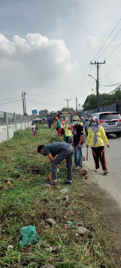 Gotong Royong di Jalan Perbatasan Tanjung Mulia