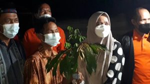 Darwati A Gani Bantu Ribuan Bibit Durian dan Jeruk Pada Kelompok Tani