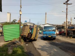 Truk Terjungkal di Jalan Berlubang Kawasan Industri Modern