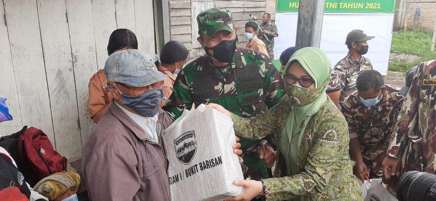 Peringati HUT TNI ke 76, Kodim 0205/TK Bagikan Paket Sembako Kepada Masyarakat
