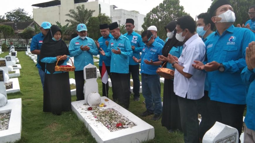 DPD Partai Gelora Medan Ziarah ke Makam Pahlawan