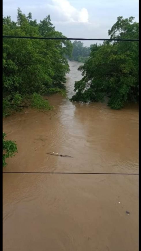 Gatas '90 SMEAN-1 Medan Bagikan Nasi Bungkus Kepada Korban Banjir 2 Banjir