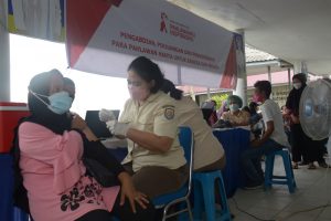 Terinspirasi Hari Pahlawan, Nakes Terus Berikan Vaksin Rutin