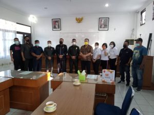 Dirut PUD Pasar Kota Medan Ajak Komunitas SATU HATI Berkolaborasi Produksi dan Semprot Eco Enzym di Pasar