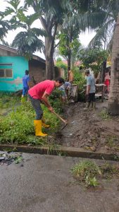 Dukung Program Pemko Medan Antisipasi Banjir dan Sampah, Duo Kepling Berkolaborasi Bersihkan Parit