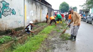 Antisipasi Banjir Kecamatan Medan Deli, Gomas Bersihkan Sampah dan Parit