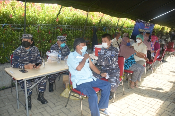 Tim Vaksinasi Lantamal I Tuntaskan Vaksin Kedua Kepada Masyarakat Sekitar KIM Medan 2 IMG 20211116 150734