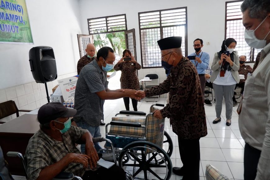 LLI Sumut Beri Kursi Roda dan Alat Bantu Dengar pada Lansia