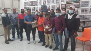 Ketua Pewarta Berikan Buah Tangan Buat Pengurus dan Anggota