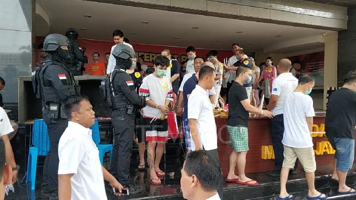48 Warga China Memeras Pakai Foto dan Video Porno