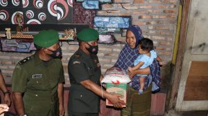 Sambangi Rumah Warga, Dandim 0209/LB Berbagi Paket Sembako Pada Peringatan Hari Juang TNI AD Tahun 2021