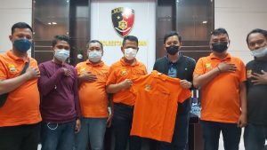 Ketua Pewarta Serahkan Baju Kaos ke Wakasat Reskrim Polrestabes Medan, Ke Depan Pewarta Makin Eksis