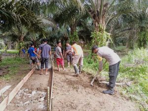 Personil Bhabinkamtibmas Polres Asahan Gotong Royong Bersama Warga Membangun Jalan