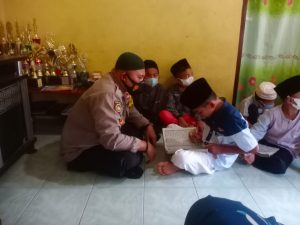 Anggota Bhabinkamtibmas Polres Asahan Ajarkan Anak anak Mengaji