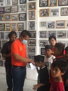 Meski Hujan Turun, Ketua Pewarta Tetap Bersedekah pada Anak Yatim di Jumat Barokah