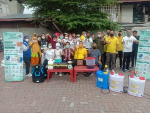 Komunitas Satu Hati Bersama Wartawan DPRD Medan Semprotkan Eco Enzyme di Sukaramai