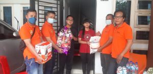 Isteri Almarhum Henri Sianturi Terharu Terima Bingkisan dan Parsel dari Ketua Pewarta