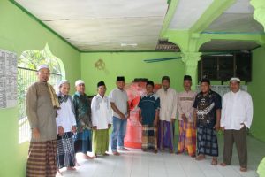 Kades Simpang Empat Bantu Tong Air Untuk Masjid Al-Ikhlas Dusun X