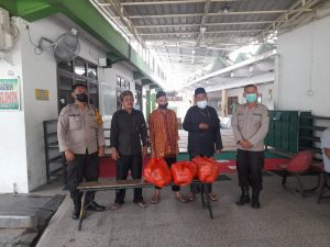 Jumat Barokah, Personil Polsek Medan Baru Bagikan 100 Nasi Bungkus di Mesjid Muslimin dan Masyarakat Jalan Jamin Ginting