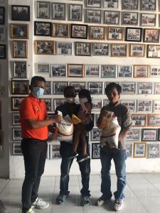 Jumat Barokah, Ketua Pewarta Berikan Sembako pada Penjaga Malam dan Tukang Parkir