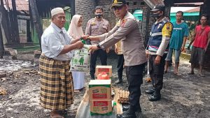 Kapolsekta Kota Pinang Berikan Sembako kepada Korban Kebakaran