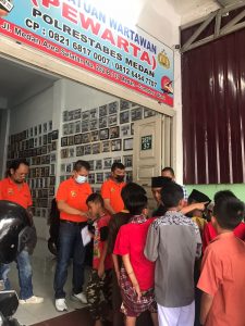 Jumat Barokah, Ketua Pewarta Santuni Puluhan Anak Yatim