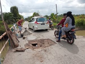 Warga Melintas Resah, Jembatan Batang Paring Paluh Manan Rusak Berat