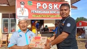 Jamkes Watch Tabagsel dan FSPMI Sumut Beri Bantuan Sembako dan Selimut Pada Pengungsi Banjir Bandang Palas