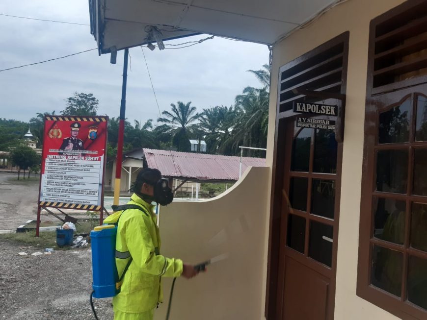 Personel Polsek Bandar Pulau Polres Asahan Penyemprotan Disinfektan di Lingkungan Mako 2 IMG 20220112 WA0122