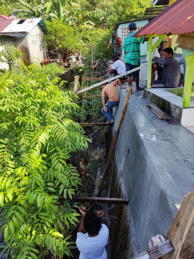 Merenovasi Masjid Asyura Haruo, Satgas Kodim Maluku Yonarhanud 11/WBY Bersama Babinsa dan Warga Haruo Melaksanakan Kerja Bakti 2 1 1 12
