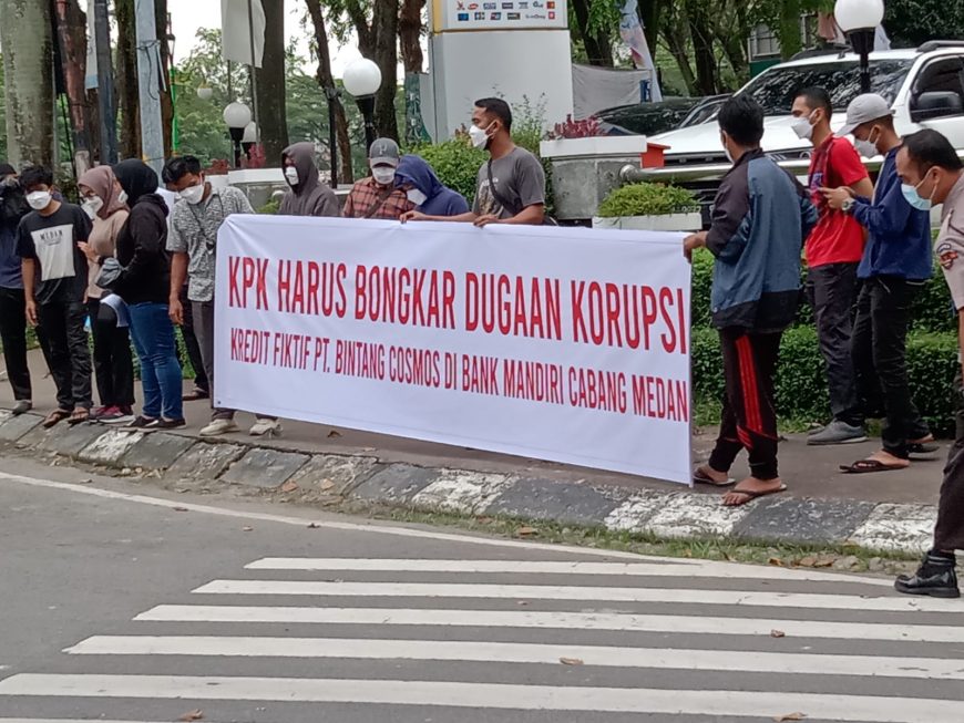 Demo di Bank Mandiri Cabang Medan: Massa Minta KPK Tangkap 16 Terlapor Kasus Dugaan Korupsi Rp 188 Miliar 2 2 24