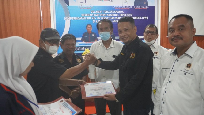 Hadiri Seminar HPN di Langkat, Ketua PWI Sumut: Wartawan Harus Profesional dan Beretika 2 4 9