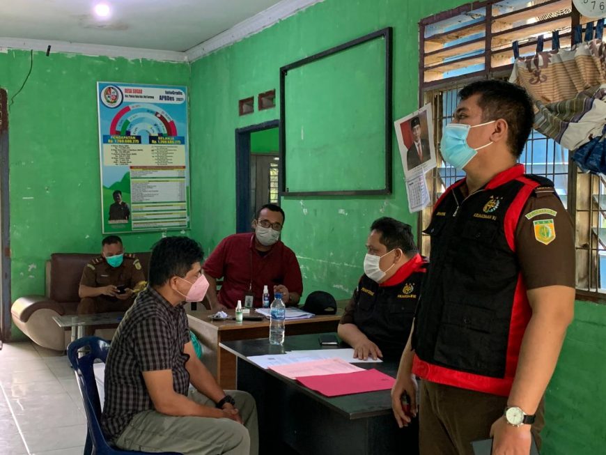 Usut Dugaan Korupsi ADD, Cabjari Pancur Batu Geledah Kantor Desa Sugau 3 Cacbb