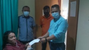 Ketua Pewarta Jenguk dan Berikan Santunan pada Isteri Wartawan yang Melahirkan Lewat Operasi Caesar