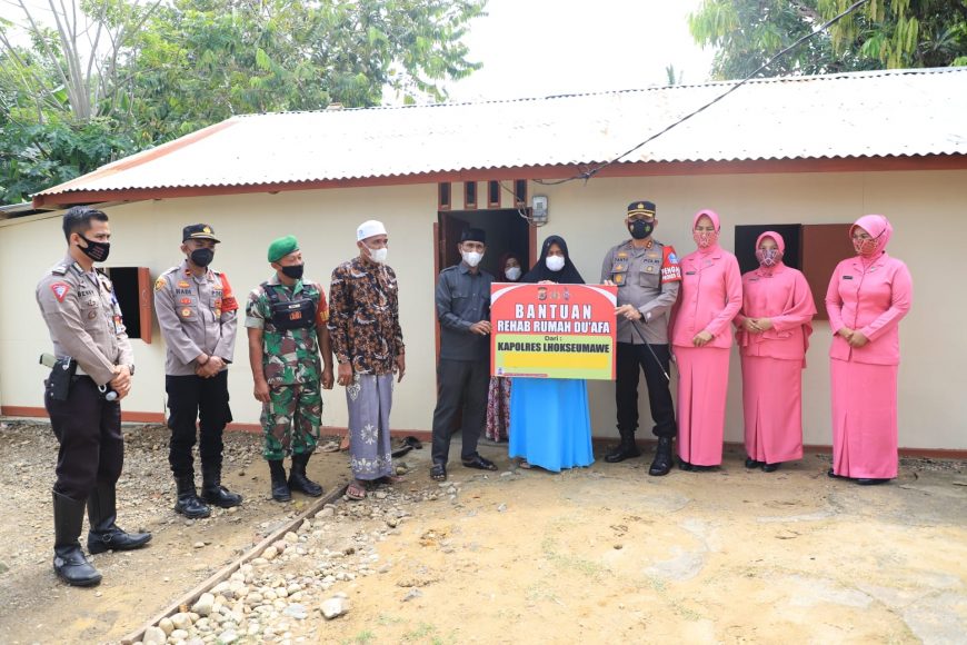 Bakti Bhayangkara Untuk Negeri, Kapolres Lhokseumawe Bersama Ketua Bhayangkari Serahkan Kunci Rumah Layak Huni di Ulee Jalan 9 i