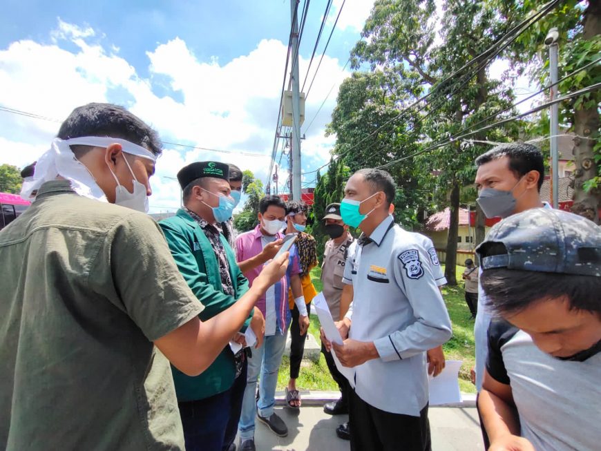Massa Bentang Spanduk “Tangkap dan Penjarakan Kadis PUPR Tanjungbalai” 4 6
