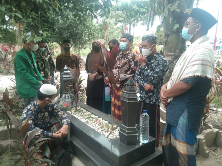 Rektor Belum Disentuh Hukum, AMPAKSU Mengadu ke Makam Pendiri UINSU 3 2 1