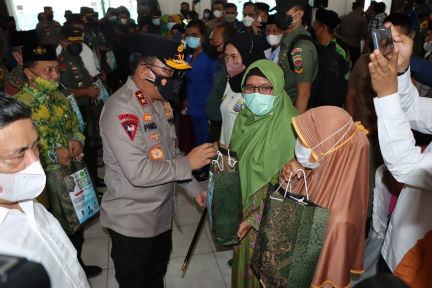 Kapolda Sumut Tinjau Gerakan Sejuta Vaksin Booster di Gedung Balairung Deli Serdang 2 2 35