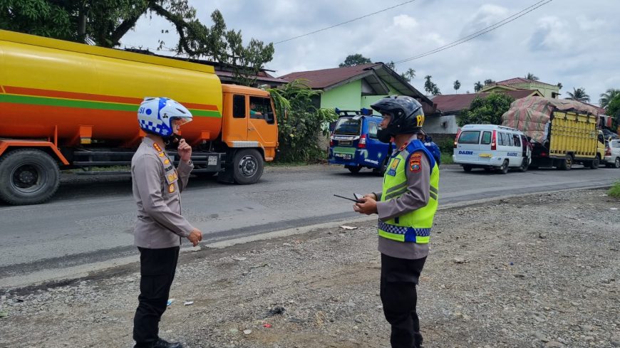 Kapolrestabes Medan Turun Tangan Urai Kemacetan Akibat Pohon Tumbang di Jalur Medan-Berastagi 2 2 13