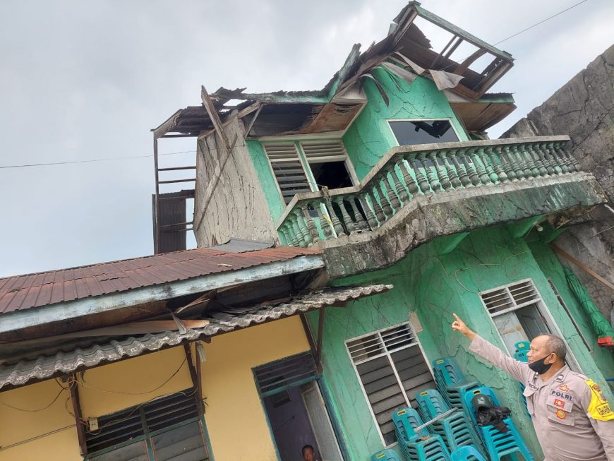 Polrestabes Medan Cek Rumah Korban Bencana Angin Puting Beliung 2 2 33