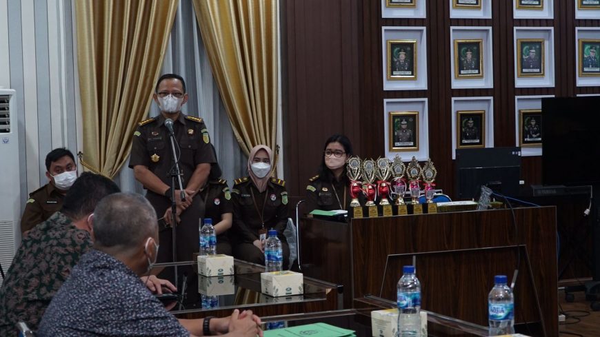 Kajati Sumut Idianto Serahkan Hadiah Kepada Pemenang Lomba Karya Tulis Jurnalistik dan Mahasiswa bertema Restorative Justice (RJ) 2 3 2